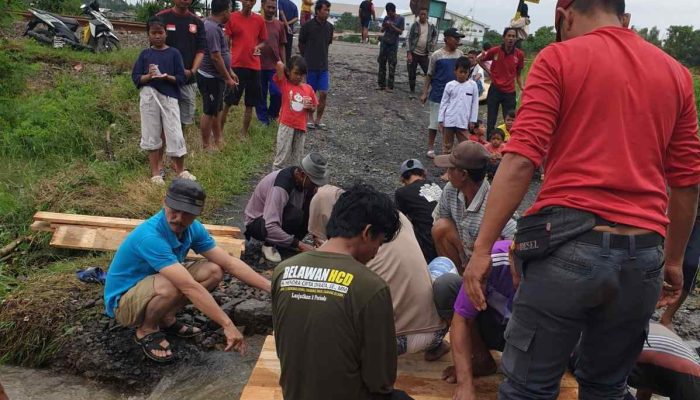 Hujan Deras Putus Jembatan Antar Desa, Kades Tanjungbaru Pimpin Evakuasi dan Bangun Akses Darurat