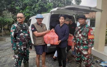 Koramil 08 Lemah Abang Bersama SPPG Sertajaya Salurkan Bantuan Gizi untuk Korban Banjir Jatibaru