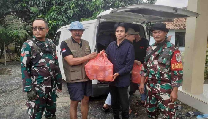 Koramil 08 Lemah Abang Bersama SPPG Sertajaya Salurkan Bantuan Gizi untuk Korban Banjir Jatibaru