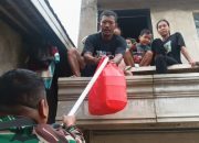 Wujud Kepedulian TNI, Wadanramil 08 / Lemah Abang Terjun Langsung Bagikan Ratusan Paket Makanan Cepat Saji untuk Warga Terdampak Banjir Di Desa Labansari.