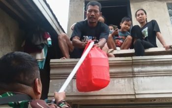 Wujud Kepedulian TNI, Wadanramil 08 / Lemah Abang Terjun Langsung Bagikan Ratusan Paket Makanan Cepat Saji untuk Warga Terdampak Banjir Di Desa Labansari.