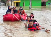 Banjir Melanda Desa Karangsari, Polsek Cikarang Timur dan SAR Brimob Evakuasi Warga dan Salurkan Air Bersih