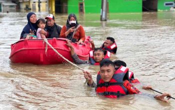 Banjir Melanda Desa Karangsari, Polsek Cikarang Timur dan SAR Brimob Evakuasi Warga dan Salurkan Air Bersih