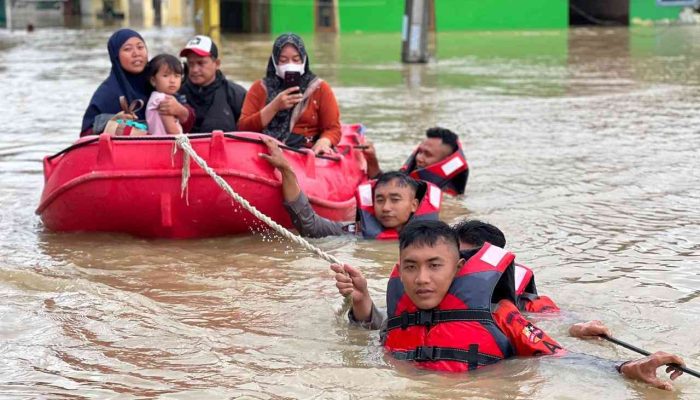 Banjir Melanda Desa Karangsari, Polsek Cikarang Timur dan SAR Brimob Evakuasi Warga dan Salurkan Air Bersih