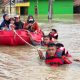 Banjir Melanda Desa Karangsari, Polsek Cikarang Timur dan SAR Brimob Evakuasi Warga dan Salurkan Air Bersih