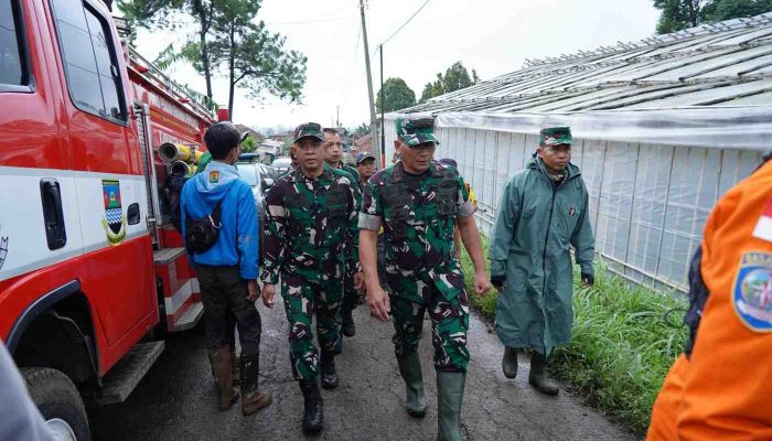 Pangdam III/Siliwangi Tinjau Lokasi Longsor Bandung Barat