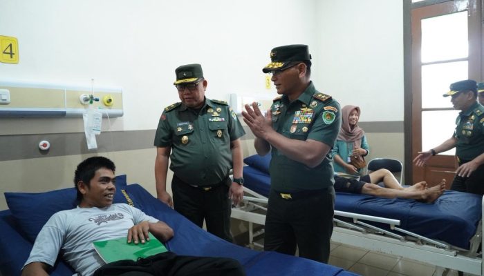 Pangdam III/Siliwangi Bertakziah Kunjungi Korban Kecelakaan Beruntun di Cisarua