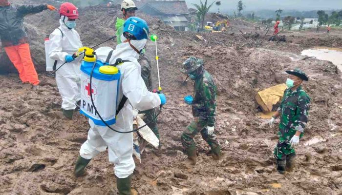 Hujan Tak Menghalangi TNI dan Tim Gabungan Dalam Pencarian Korban Korban