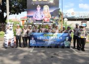 Humanis dan Edukatif, Polisi Magetan Bagi Bunga hingga Es Krim Saat Sosialisasi Ops Keselamatan Semeru 2026