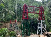 Semangat Gotong Royong TNI AD dan Masyarakat Kerjakan Jembatan Gantung Perintis Garuda Di Pacitan