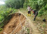 Babinsa Koramil 0801/03 Arjosari Sigap Bantu Korban Bencana Dinding Rumah Tertimbun Longsor