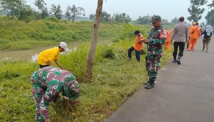 Sinergi Tiga Pilar Polsek Cikarang Timur Bersama Muspika Dan koramil 08 / Lemah Abang gelar Jum’at Bersih Di Desa Cipayung
