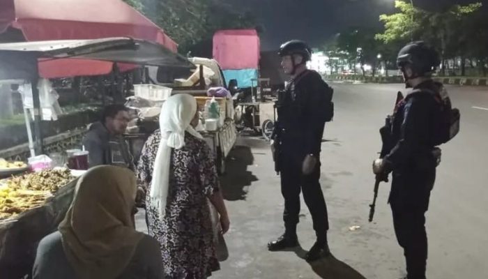Rutin Gelar Patroli Malam, Sat Brimob Polda Kalsel Sampaikan Pesan Kamtibmas ke Masyarakat