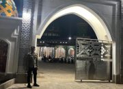 Tarawih Kedua di Masjid Jami’ Arjasa Berlangsung Khusyuk, Polsek Kangean Siaga Amankan Jamaah