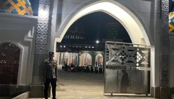 Tarawih Kedua di Masjid Jami’ Arjasa Berlangsung Khusyuk, Polsek Kangean Siaga Amankan Jamaah