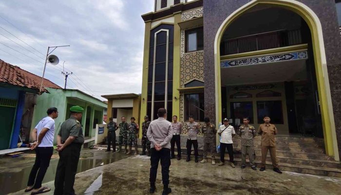Tiga Pilar Cikarang Timur Membersihkan Masjid Menjelang Tarawih Ramadhan