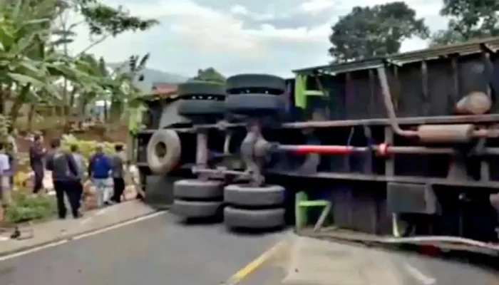 Truk Pengangkut Mi Terguling di Tanjakan Malangbong, Arus Lalu Lintas Bandung–Tasikmalaya Sempat Tersendat