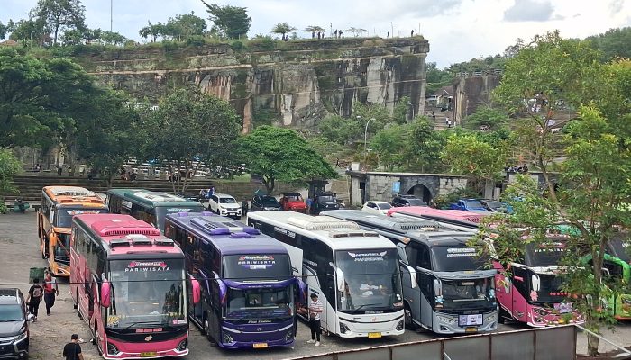 Ratusan Bus Padati Tebing Breksi, Kopdar Nasional Bus Mania Indonesia Meriahkan Yogyakarta