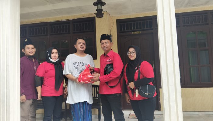 Momentum Nuzulul Qur’an, PAC PDIP Kota Sumenep Salurkan Bansos MH Said Abdullah Untuk Komunitas Tunanetra