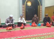 MH SAID ABDULLAH SALURKAN BANSOS UNTUK JAMAAH TADARUS MUSHOLLA MELALUI PAC PDIP KOTA SUMENEP DI MOMEN NUZULUL QUR’AN