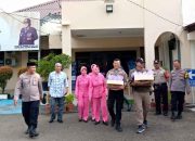 Jajaran Polsek Kedung Waringin bersama Bhayangkari Bagikan Takjil Gratis Kepengguna Jalan dan warga.