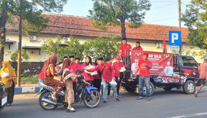 Semangat Gotong Royong Ramadan, PAC PDI Perjuangan Kota Sumenep Berbagi Takjil untuk Masyarakat