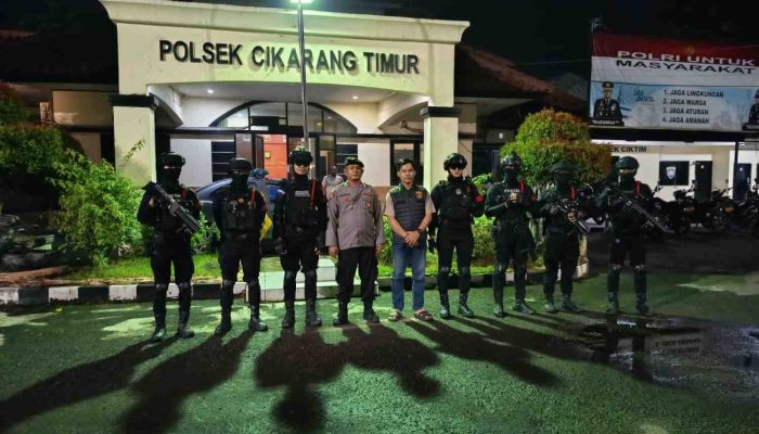 Tingkatkan Keamanan Wilayah, Patroli Patra Brimob Den D PMJ Sambangi Polsek Cikarang Timur
