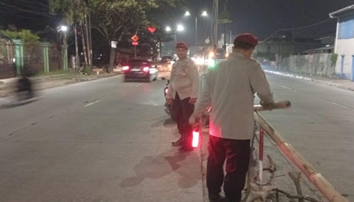 Jamin Kelancaran Arus Balik Lebaran Kapolsek Cikarang Timur Pimpin Penutupan U- Turn Ilegal di Sebagian Jalur Pantura