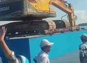 Warga Terjun ke Laut Halau Ekskavator, Ketegangan Terjadi Lagi di Tapakerbau Sumenep