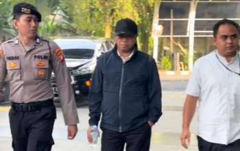 Tiba di Gedung KPK Jakarta, Bupati Gatut Sunu Memilih Bungkam