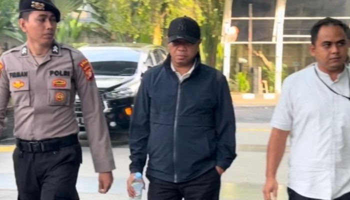 Tiba di Gedung KPK Jakarta, Bupati Gatut Sunu Memilih Bungkam