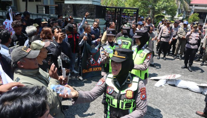 Ratusan Personel Polisi Amankan Aksi Damai di Magetan, Polwan Turun Bagikan Minuman untuk Massa