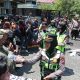 Ratusan Personel Polisi Amankan Aksi Damai di Magetan, Polwan Turun Bagikan Minuman untuk Massa