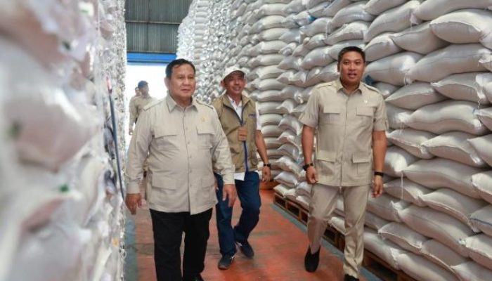 Stok Penuh, Ancaman Nyata? Prabowo Subianto Turun ke Gudang Bulog Magelang