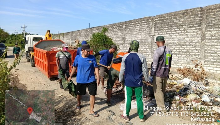 DLH Sumenep Turun Bersihkan Sampah di Kalianget dan Marengan, Warga: Camat dan Desa Harus Peduli