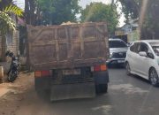 Truk Muat Galian C Ilegal Melintas Tanpa Terpal, Pengendara Mengeluh Debu