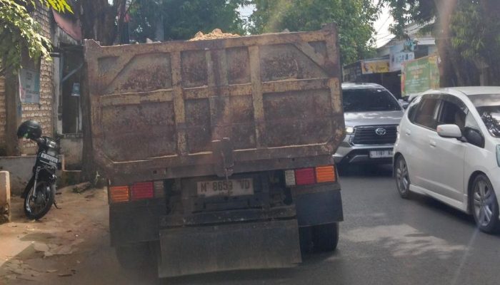 Truk Muat Galian C Ilegal Melintas Tanpa Terpal, Pengendara Mengeluh Debu