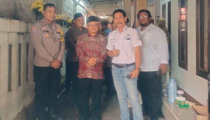 Mendikdasmen Sambangi Rumah Duka Guru Korban Tragedi Kereta Bekasi di Desa Tanjung Baru