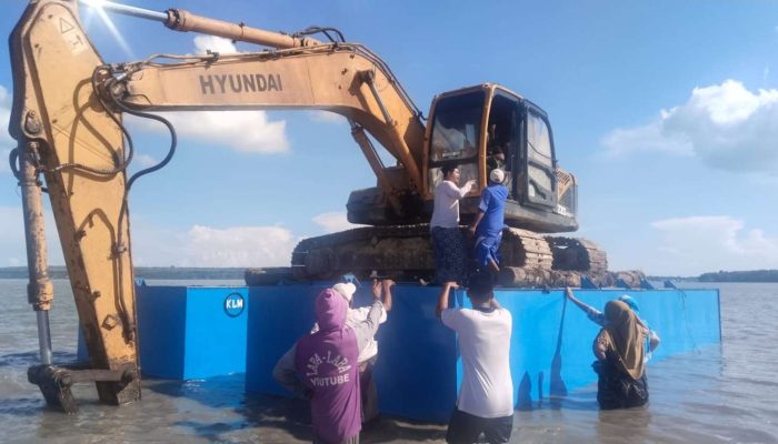 Masyarakat Gersik Putih Tolak Reklamasi, Hadang Alat Berat di Pesisir