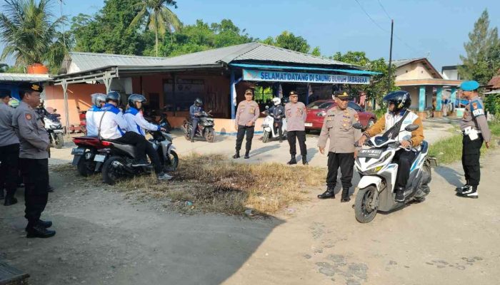 Personel Polsek Cikarang Timur Amankan Keberangkatan Massa Buruh FSPMI Menuju Gedung DPR-RI