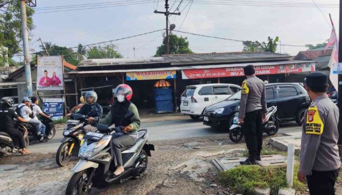 Polsek Cikarang Timur Gelar Yanmas Pagi, Pastikan Kamseltibcar Lantas di Titik Rawan Kemacetan