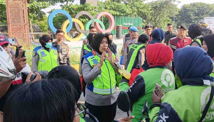 Peringati Hari Kartini, Polwan Polres Metro Bekasi Gelar Bakti Sosial di Cikarang Timur