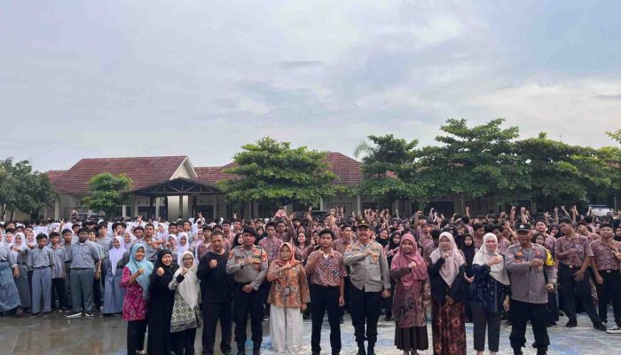 Sambangi Sekolah, Polsek Cikarang Timur Ajak Pelajar Jauhi Kenakalan Remaja dan Waspadai Provokasi May Day