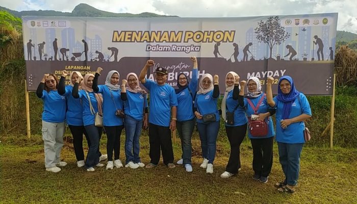 Peringati Hari Buruh, Warga Bendoagung Trenggalek Tanam 1.000 Pohon