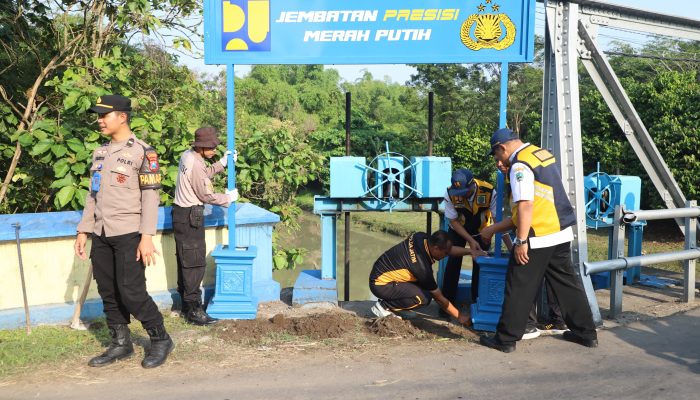 Polres Magetan Revitalisasi Jembatan Mangge, Wujudkan “Jembatan Merah Putih Presisi” untuk Masyarakat