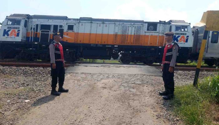 Tingkatkan Kewaspadaan, Polsek Cikarang Timur Pantau Perlintasan KA Tanpa Palang di Gang Mahmud