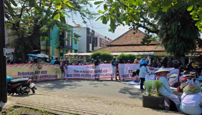 Melawan Pembungkaman: Ribuan Petani Pangalengan Kepung Jalan, Tuntut Pembebasan Asep Heri dari Kriminalisasi PTPN