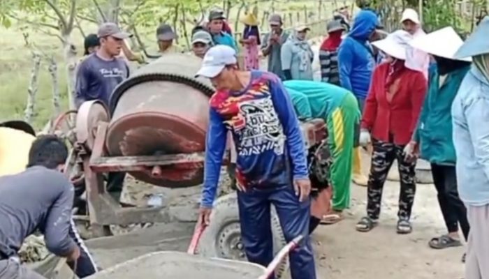 Lakukan Aksi Swadaya Warga Dusun Patereman Angkatan Gotong royong Perbaiki Jalan Rusak.