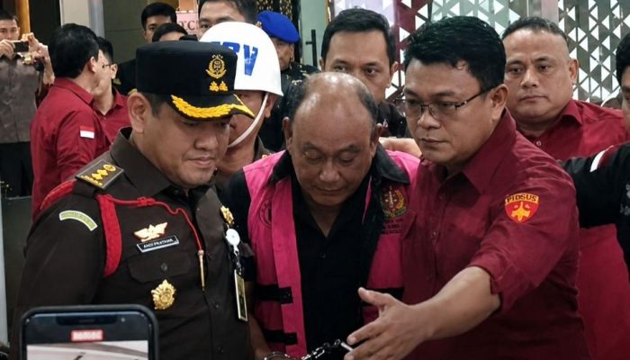 Resmi Ditahan Kejagung, Mantan Kepala BGN Dadan Hindayana Keluar Gedung Pakai Rompi Tahanan Merah Muda