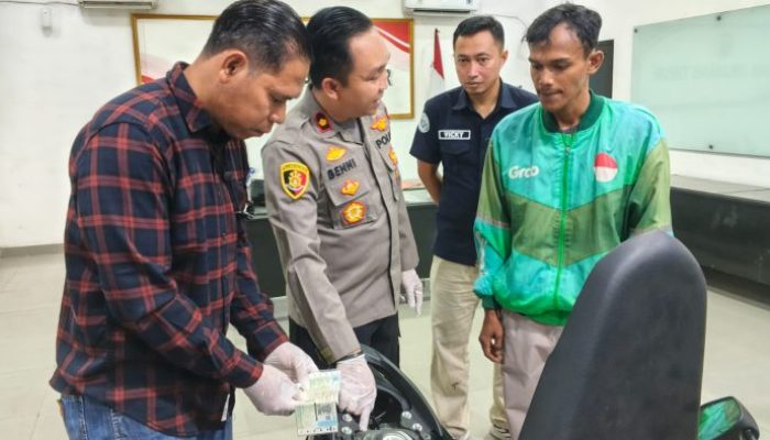 Respon Cepat Kasus Begal, Kapolsek Cikarang Timur Kompol Benni Lukbar Serahkan Kembali Motor dan HP Milik Ojol